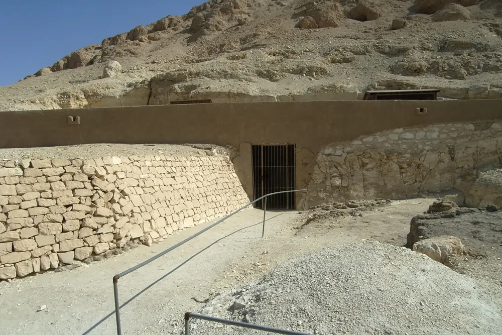 El Mo'alla Necropolis
